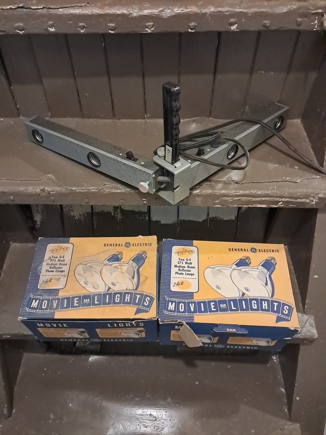 Vintage Folding Move Light Setup With 2 Boxs Of General Electric 375 Watt Movie