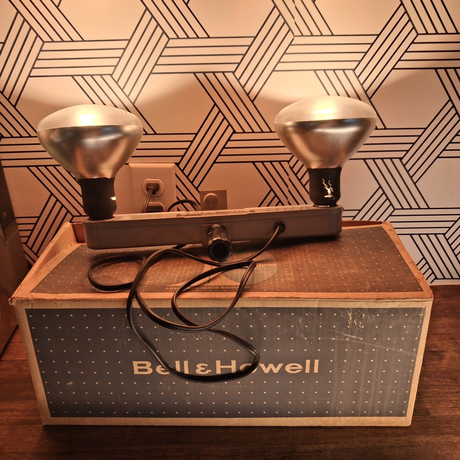Vintage Bell & Howell Indoor Movie Light Bar With Bulbs *TESTED WORKS