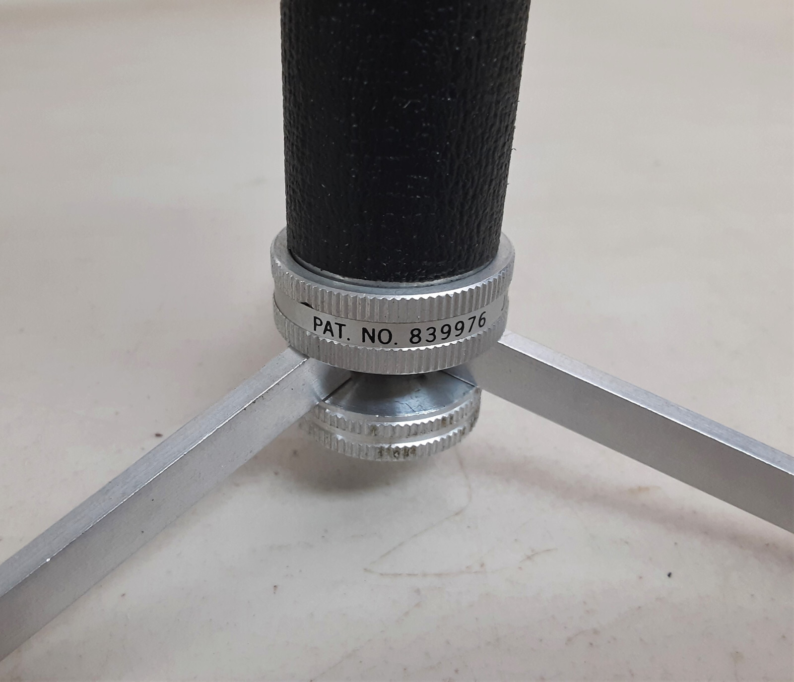 KALCOR 839976 Rotating Head 5 1/2″ Hand Grip Table Top Tripod