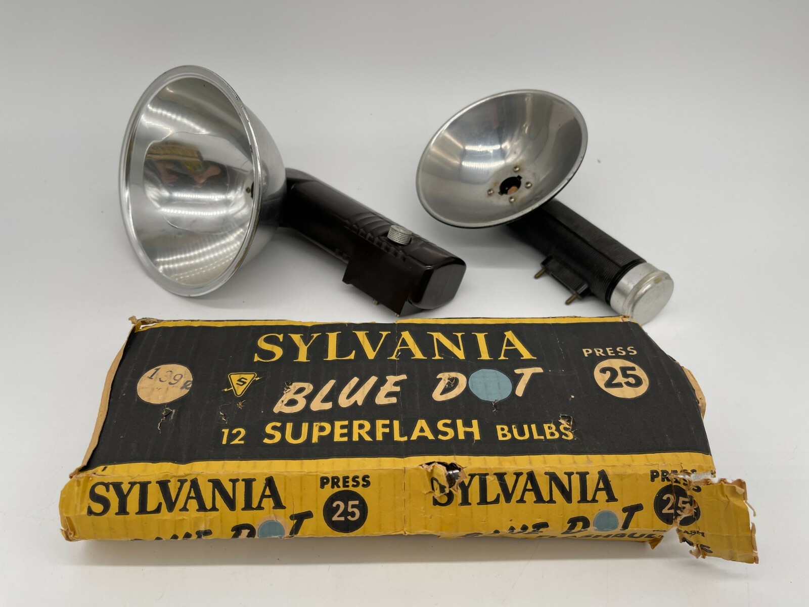 Kodak Kodalite Flasholder Lot w/Argus Sylvania Blue Dot Super Flash Bulbs P25