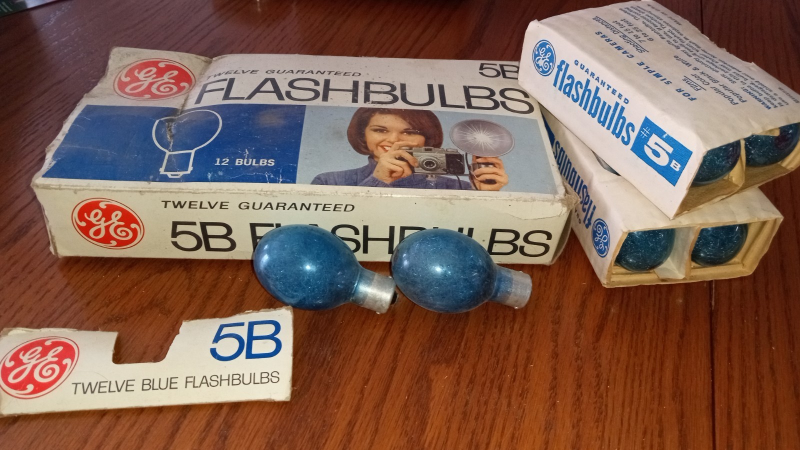 Vintage GE 5B FLASHBULBS 10 BULBS Partial Box Camera flash bulbs