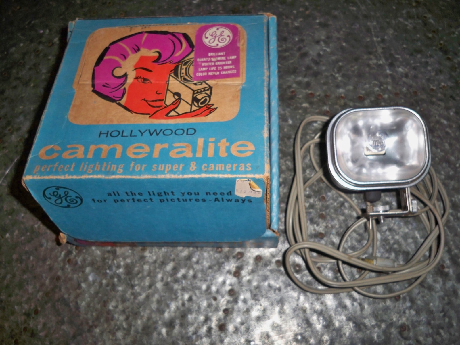 Vintage GE Hollywood CAMERALITE Still In Box Super 8 Cameras VERY BRIGHT DB1
