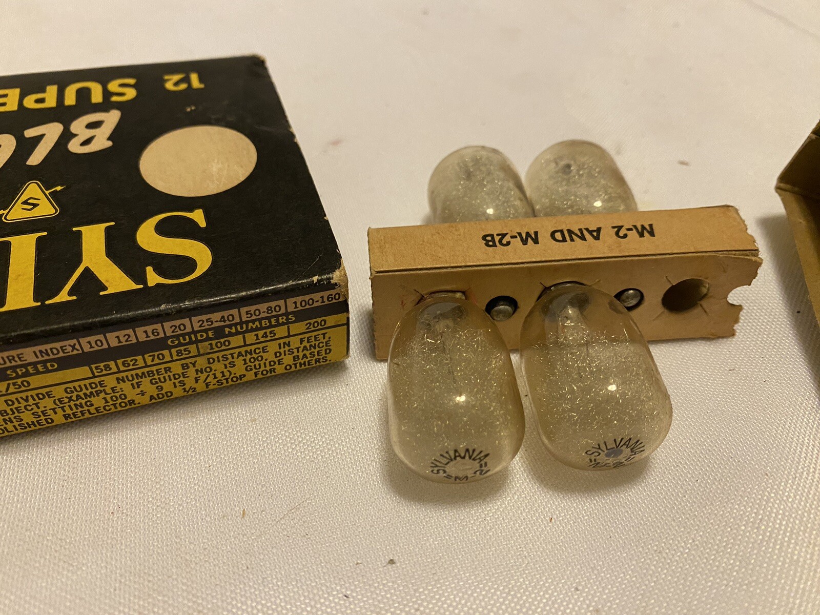 KODAK FLASHOLDER PLUS 16 SLYVANIA BLUE DOT FLASH BULBS