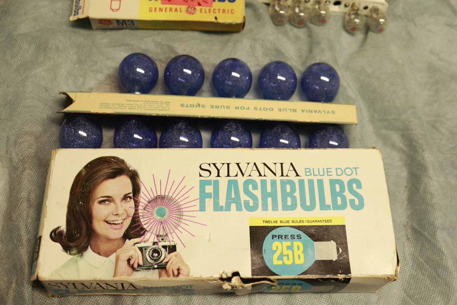 Vintage Camera Flash Lot – Sylvania Blue Dot 25B Flashbulbs Box + GE M3 Clear