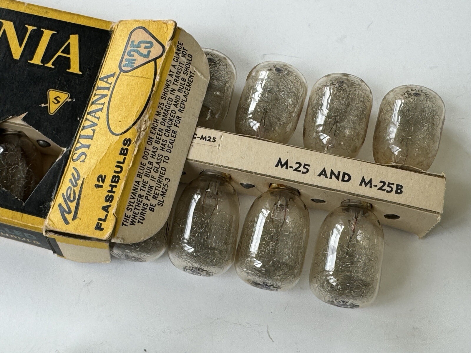 VINTAGE NOS 47 SYLVANIA M28 BLUE DOT FLASHBULBS 23 WESTINGHOUSE M25 BULBS