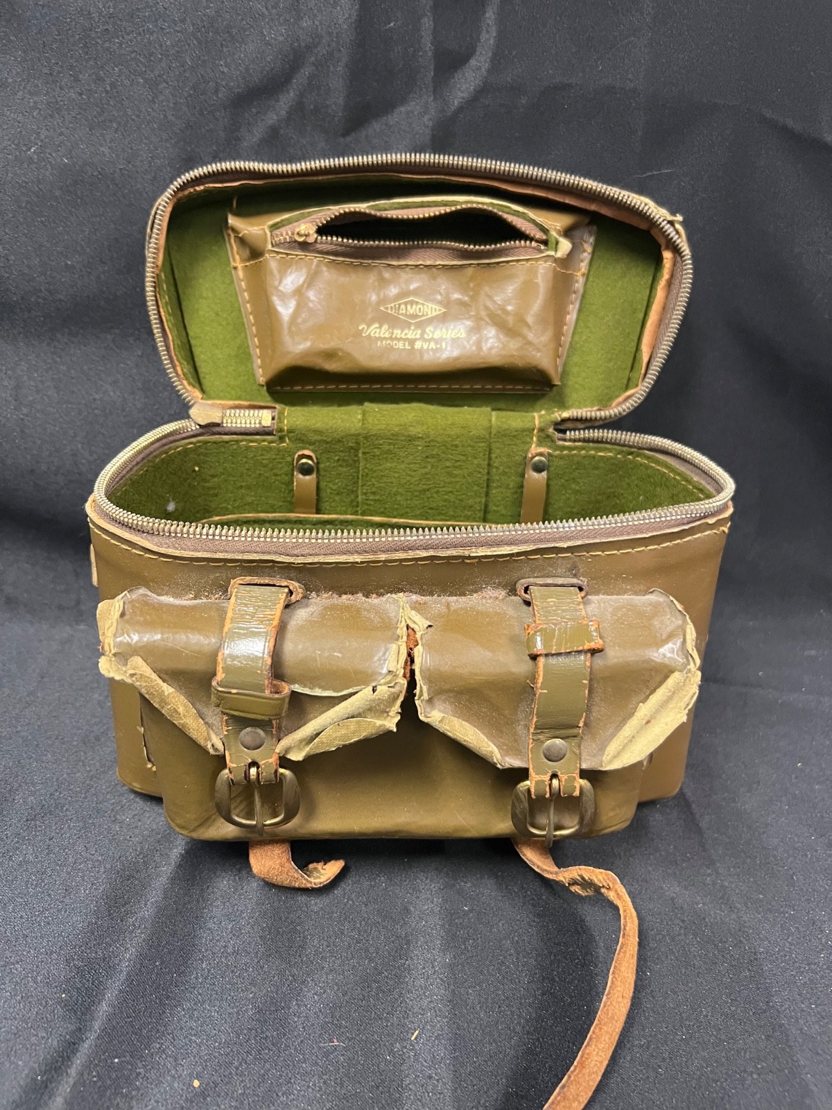 Gadgit Diamond Valencia Series Model #VA-1 Vtg Leather Type Shoulder Camera Bag