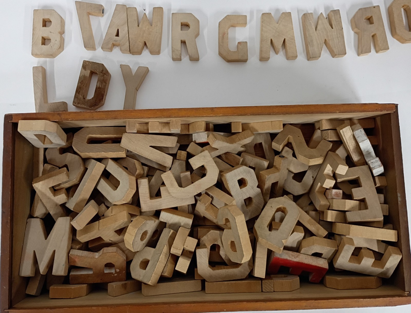 RARE 1950’S BELL & HOWELL 2.5″ WOOD BLOCK LETTER TITLER OUTFIT