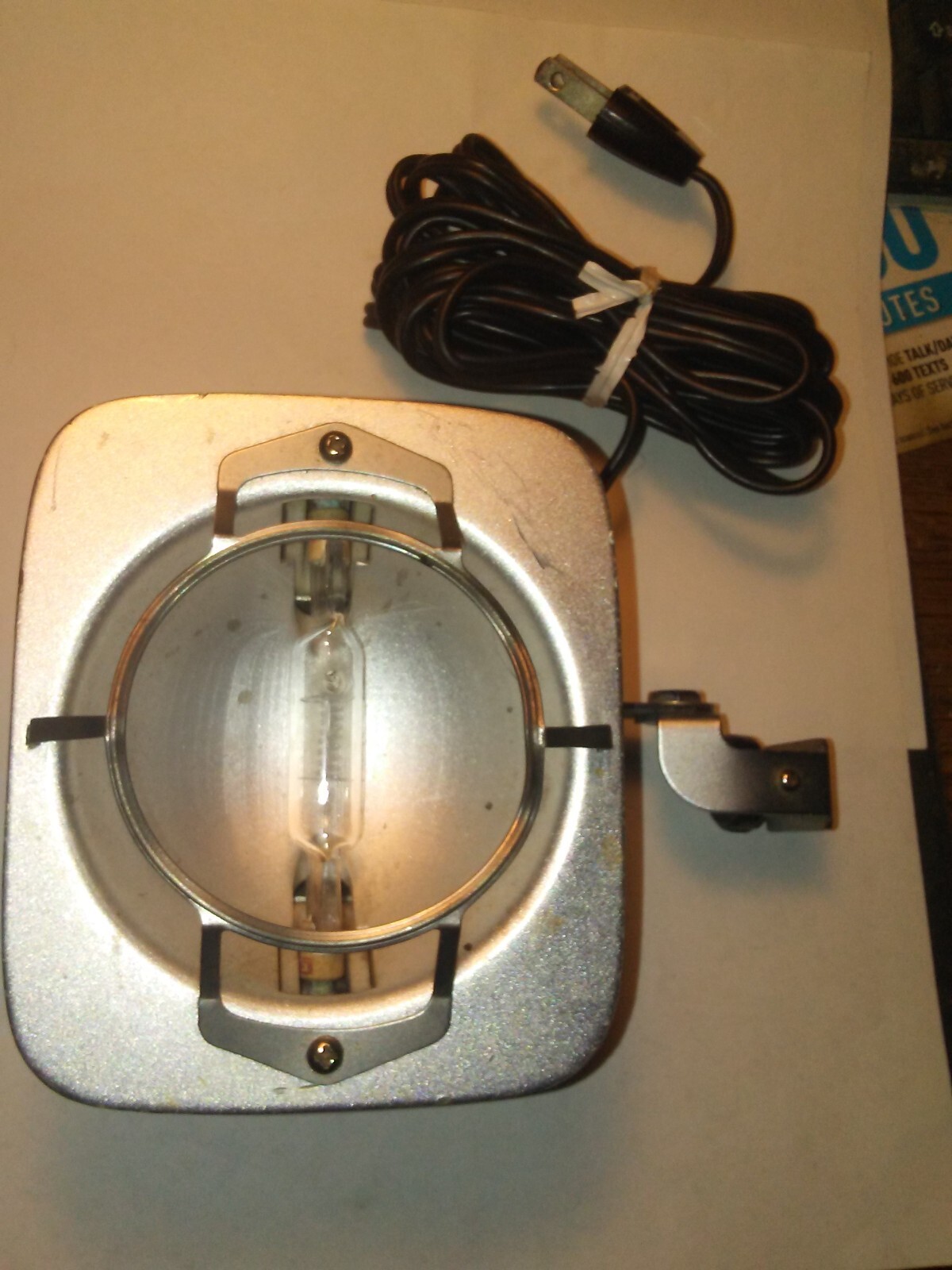 Vintage LPL Co Camera Flash Unit with working bulb cord and braket