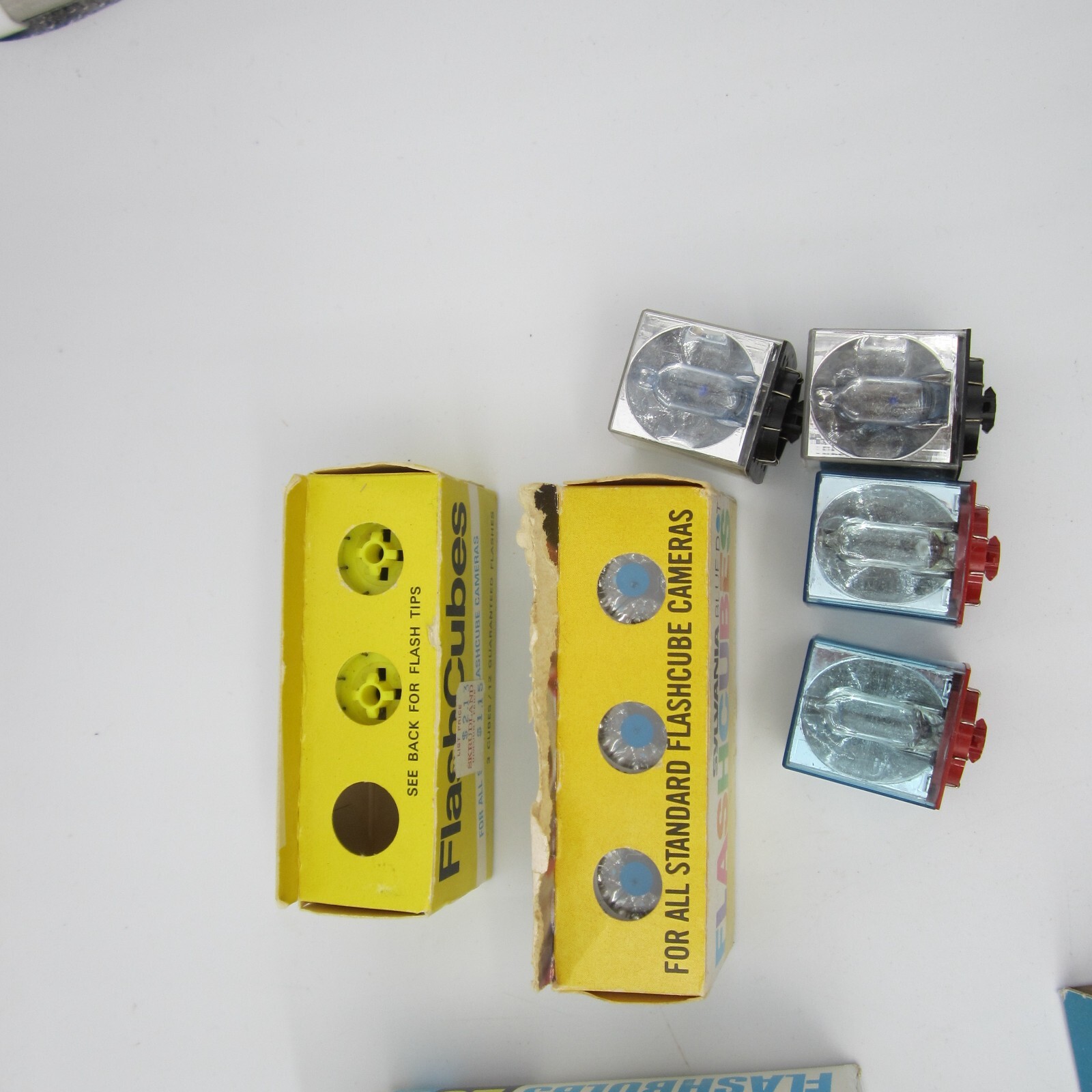 Vintage Misc Random Lot of 38 Flashbulbs Flashcubes Sylvainia M3B 25B GE #5 Blue