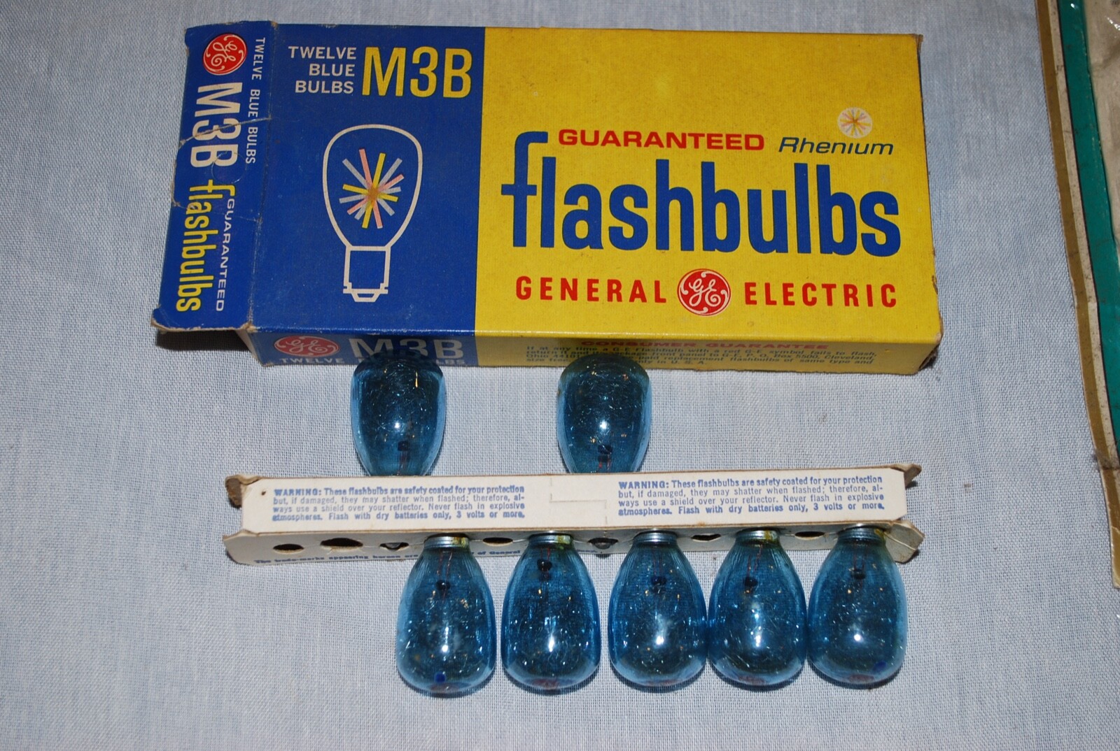 Vintage GE General Electric Rhenium M3B FlashBulbs Blue Blues 27 Total NOS