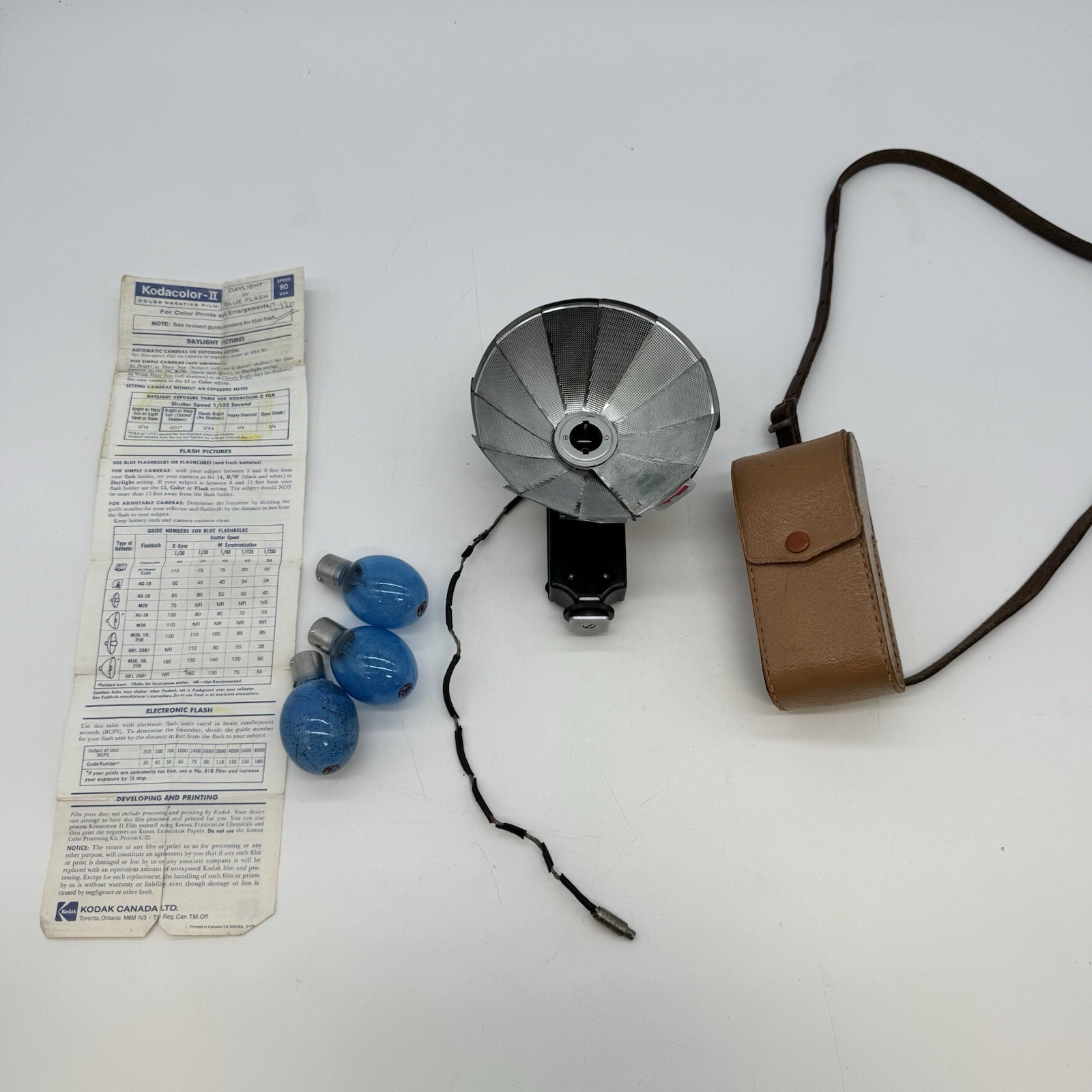 Vintage ACCURA Folding Fan Camera Flash Bulb Reflector w/ Original Gray Case