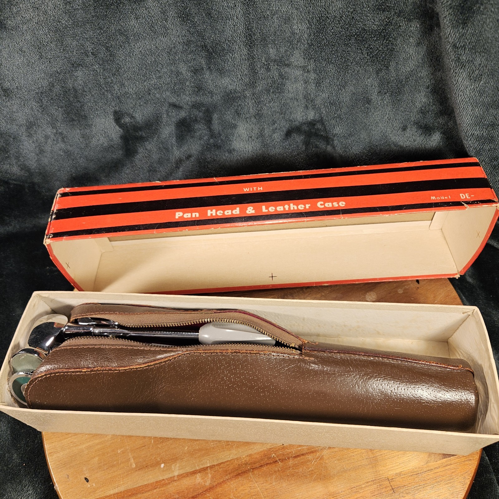 VIVO 9-Section Elevator Chrome Tripod Pan Head & Leather Case Vintage Model DE-