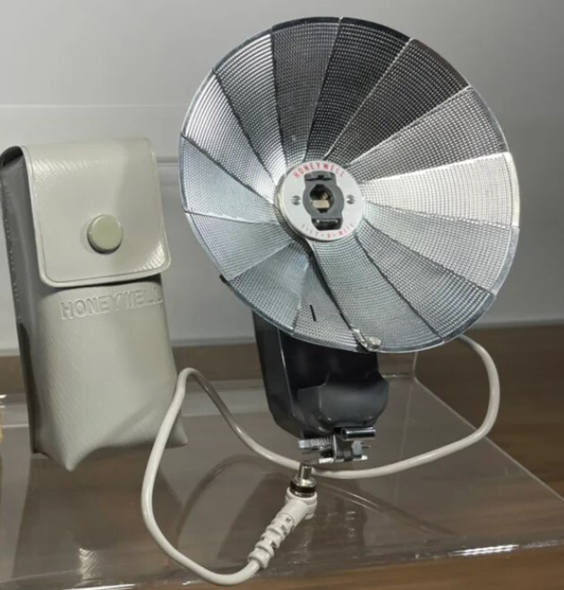 Vintage Honeywell Tilt-A-Mite Camera Flash Unit Collapsible Fan Style Very Nice