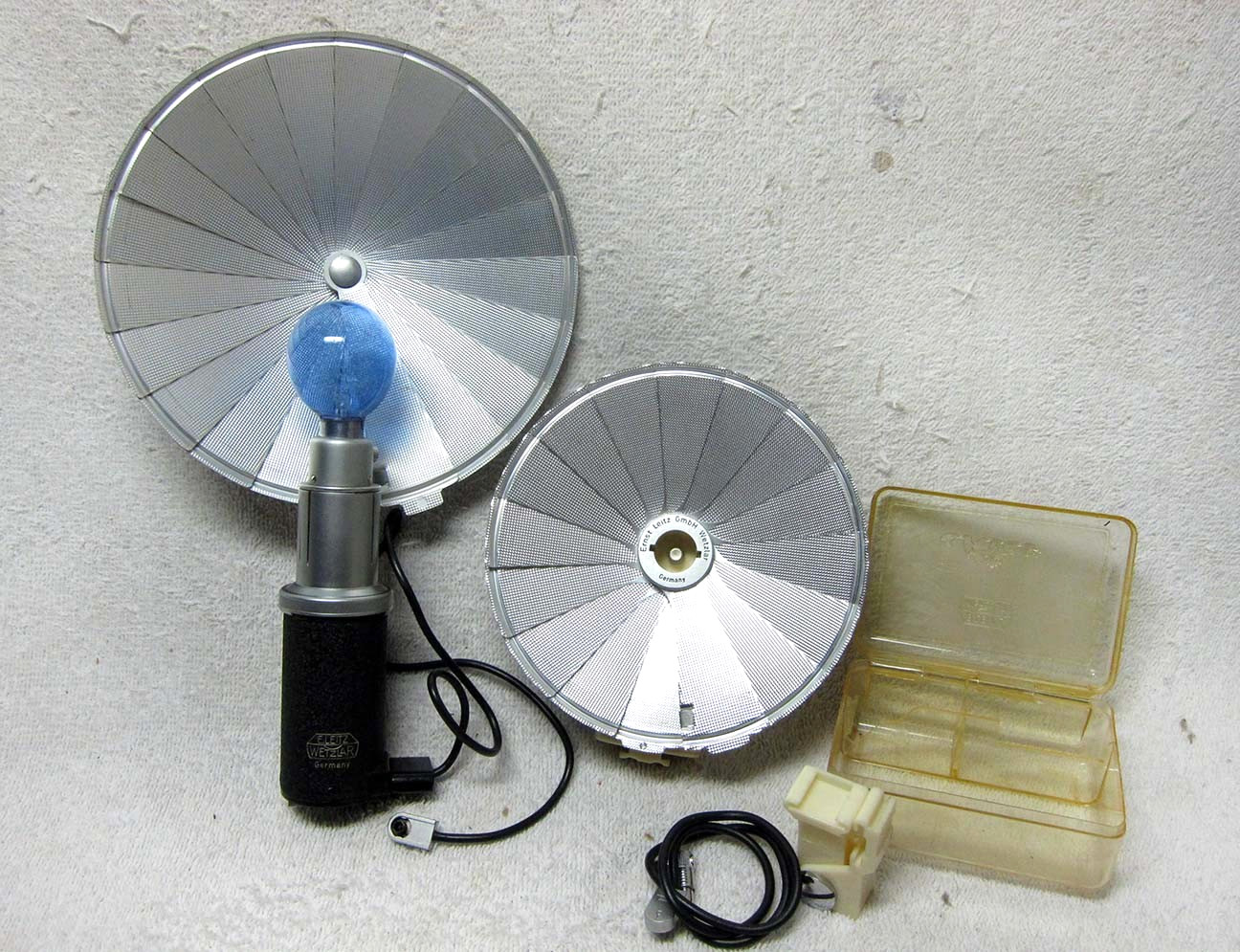 TWO Vintage Leitz LEICA FLASH Units CEYOO & CHICO for Screwmount Camera