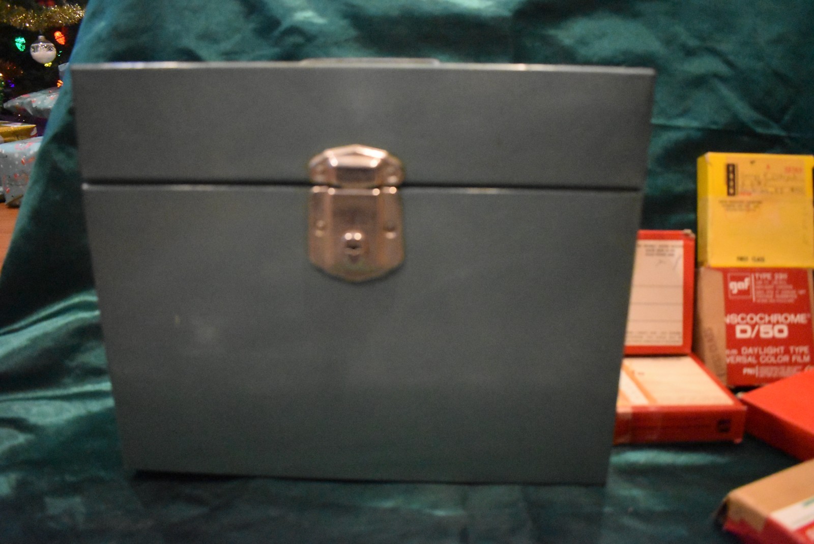 VINTAGE 16MM/8 MM METAL FILM CARRYING CASE w/Home 16mm Film/Canisters