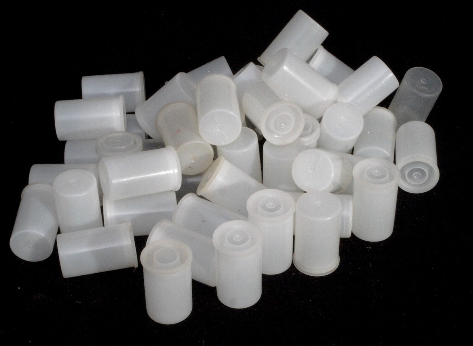 44 VINTAGE ILFORD 35mm FILM CANISTERS IN GOOD CONDITION