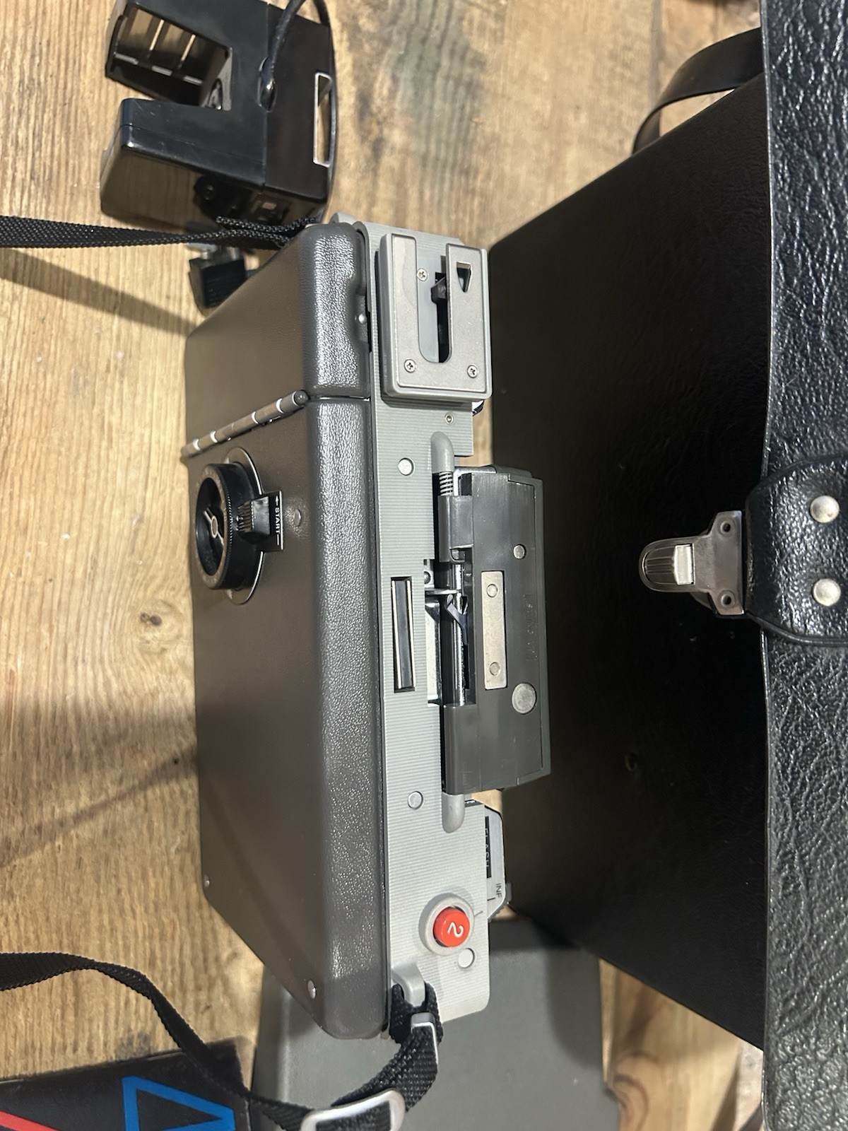 VTG Polaroid Automatic Land Camera 440 Manual Close Up Kit Carry Case Untested