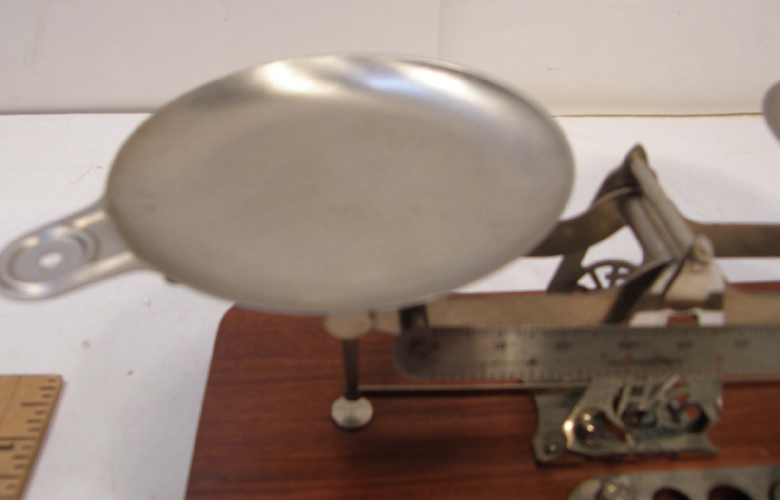 VINTAGE EASTMAN KODAK PHOTOGRAPHIC STUDIO SCALE W/WOODEN BASE PANS SOME WEIGHTS