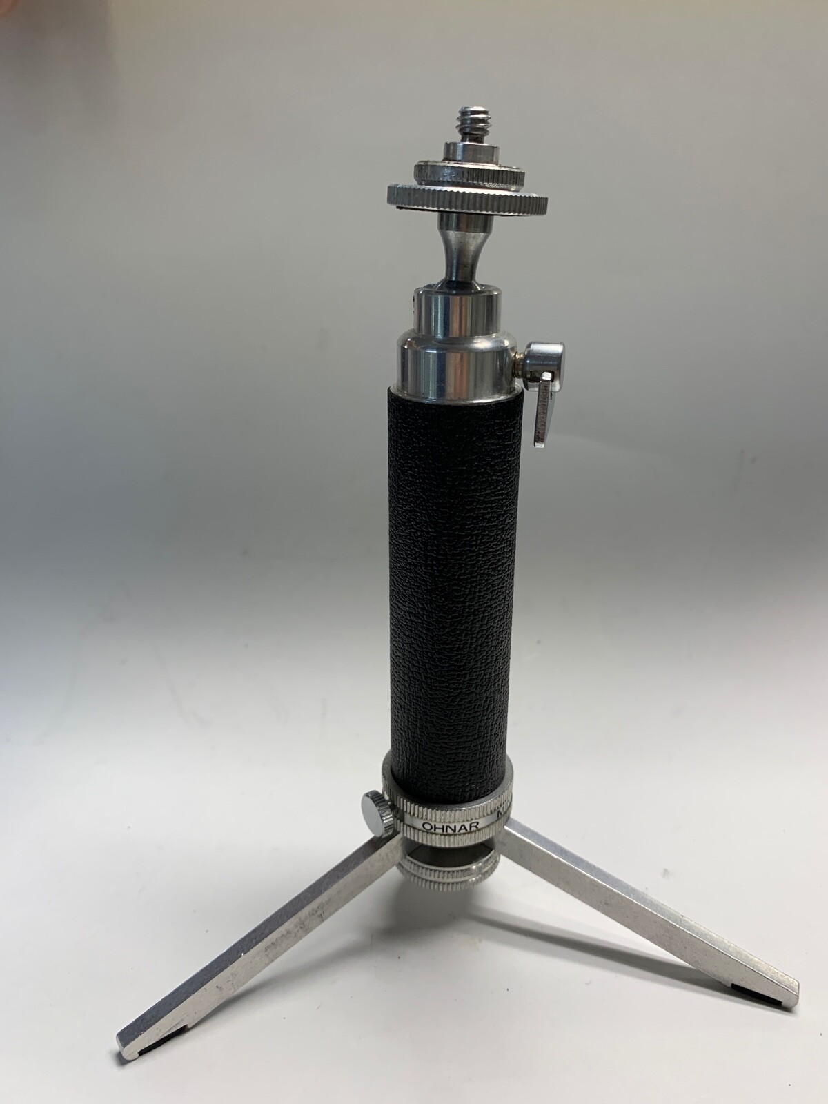 OHNAR MINIPOD 839976 ROTATING HEAD 5 1/2″ HAND HELD TRIPOD GRIP HANDLE TABLE TOP