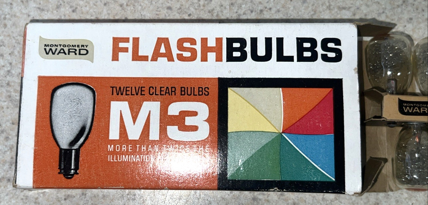 Vtg New Old Stock Montgomery Ward M3 Flash Bulbs. 12 Bulb Box. Free Shipping