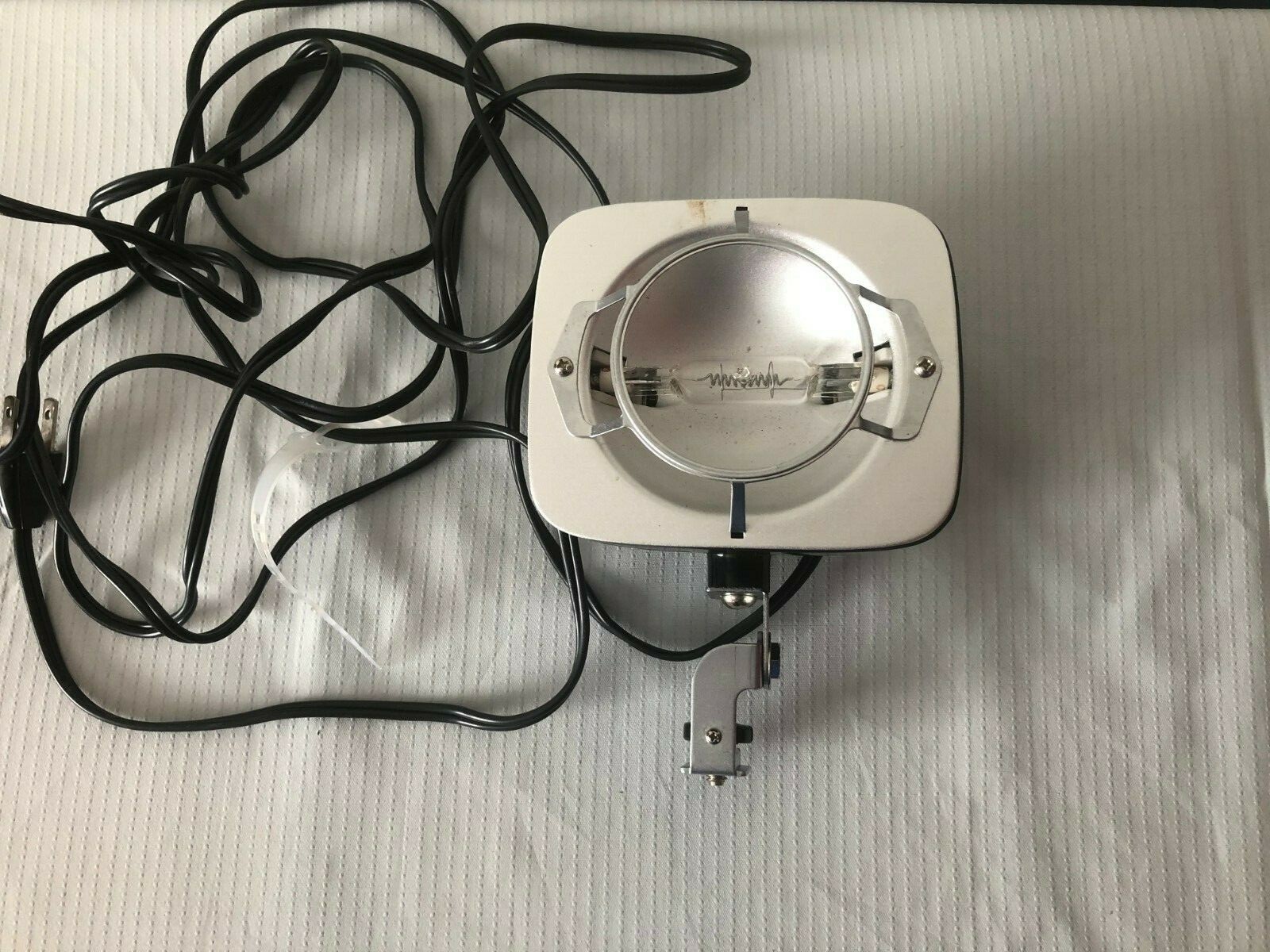 Vintage LPL Co Camera Flash Unit with working bulb cord and braket