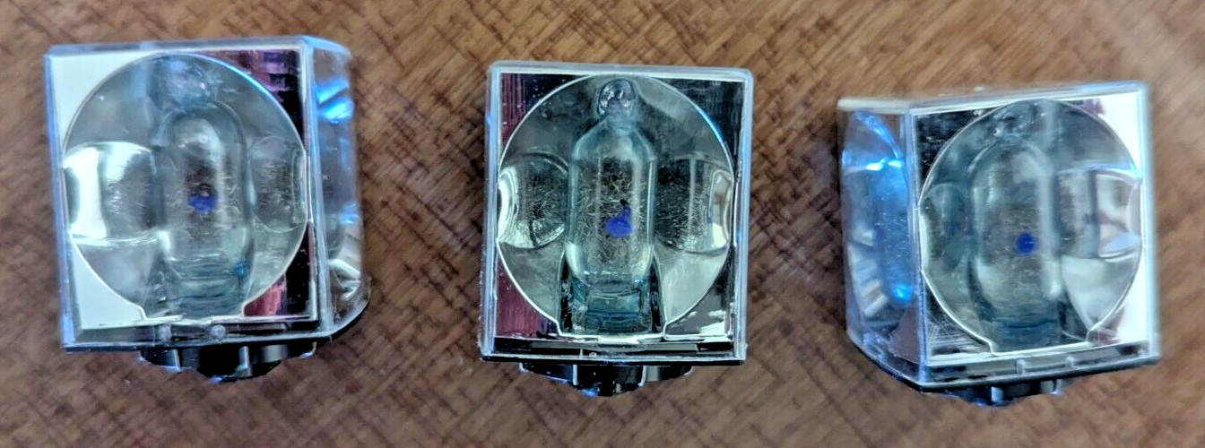 Vintage Collectible Useable Sylvania Blue Dot Flashcubes.