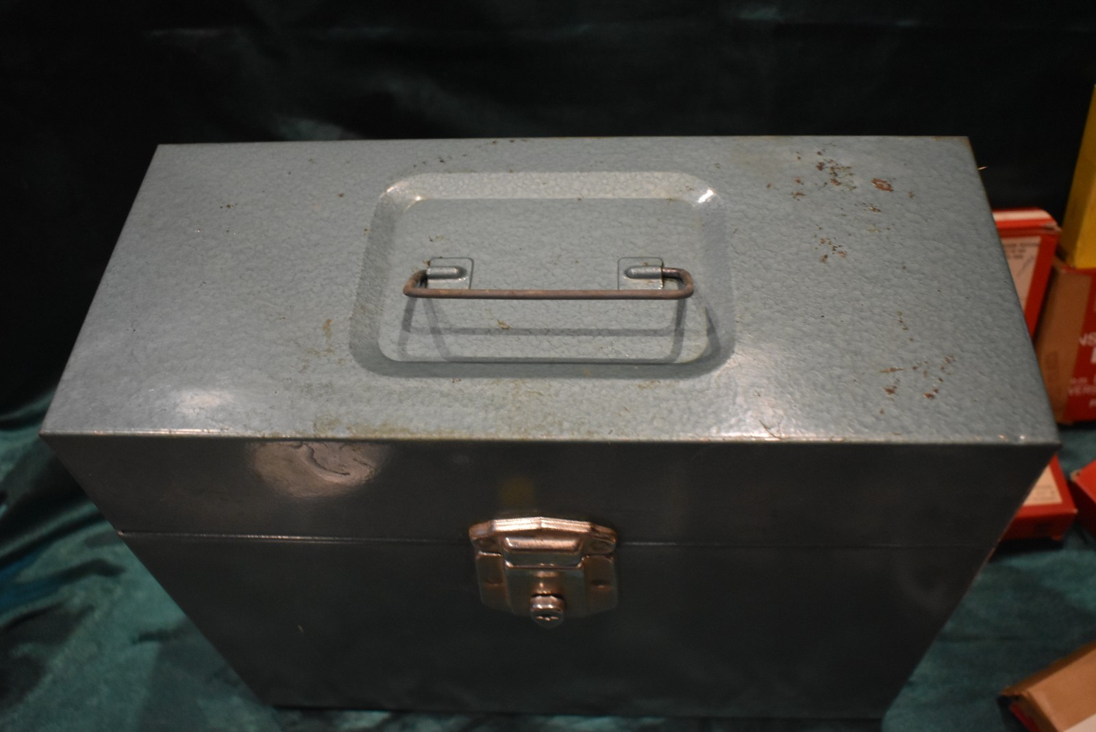 VINTAGE 16MM/8 MM METAL FILM CARRYING CASE w/Home 16mm Film/Canisters