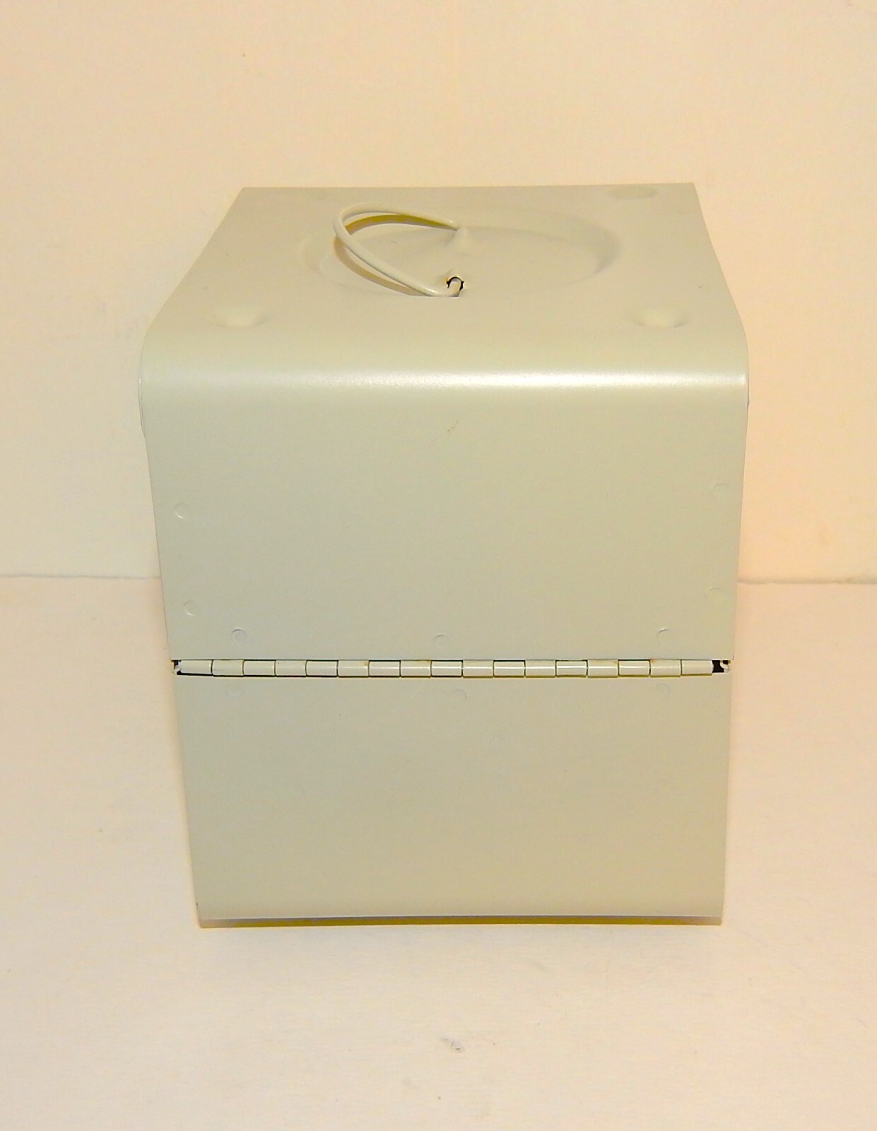 VINTAGE SMALL METAL REEL FILM CASE 6 SLOTS