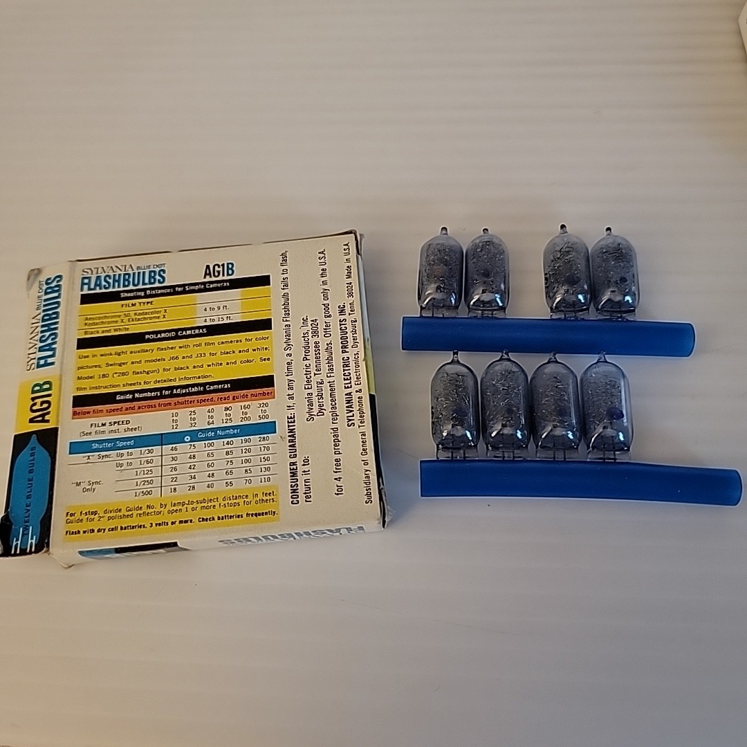 Vintage Sylvania Blue Dot AG1B Flashbulbs Lot 20 Bulbs w Display