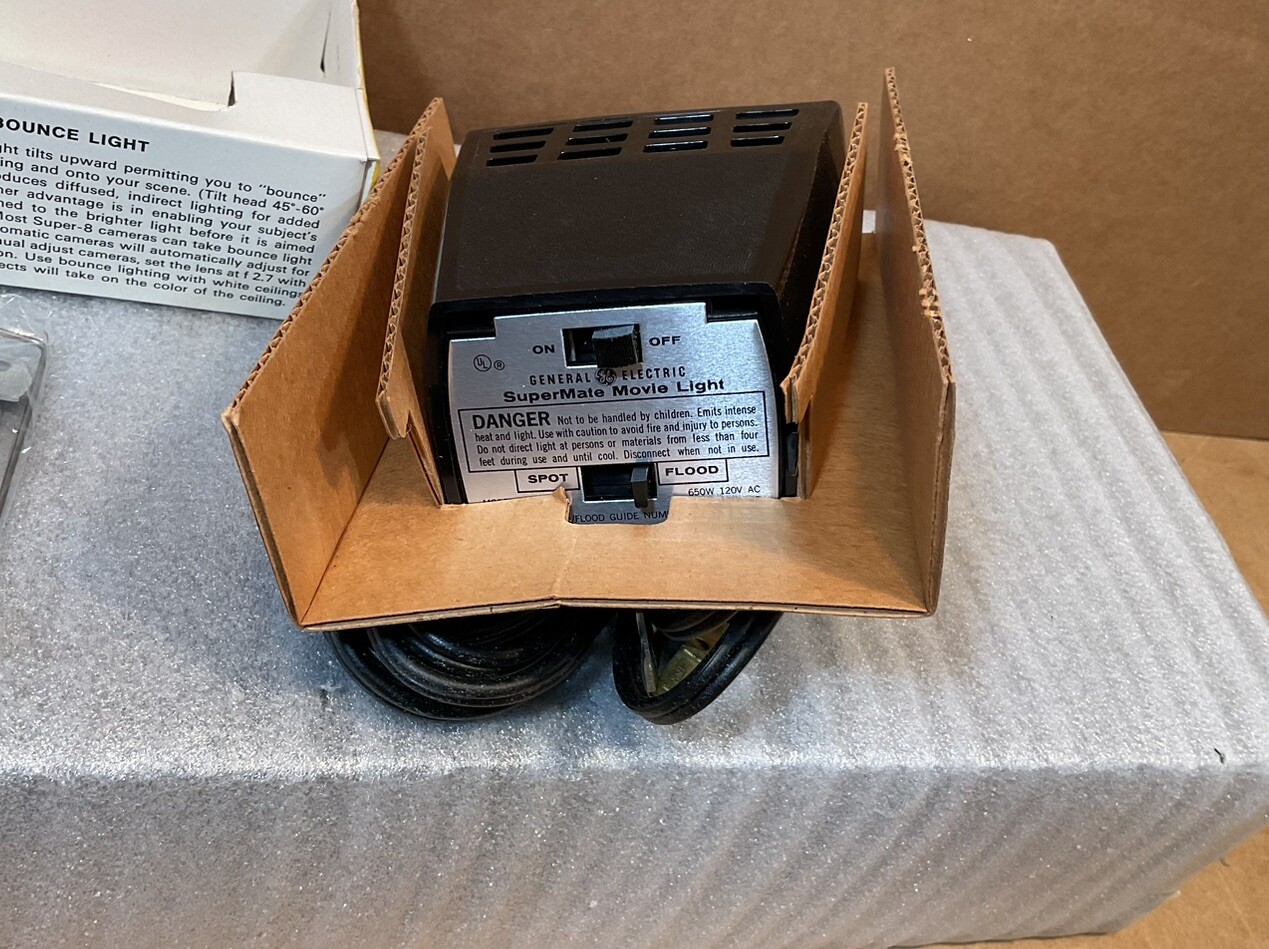 General Electric SuperMate Movie Camera Light Model SM-2 New In Box Super 8