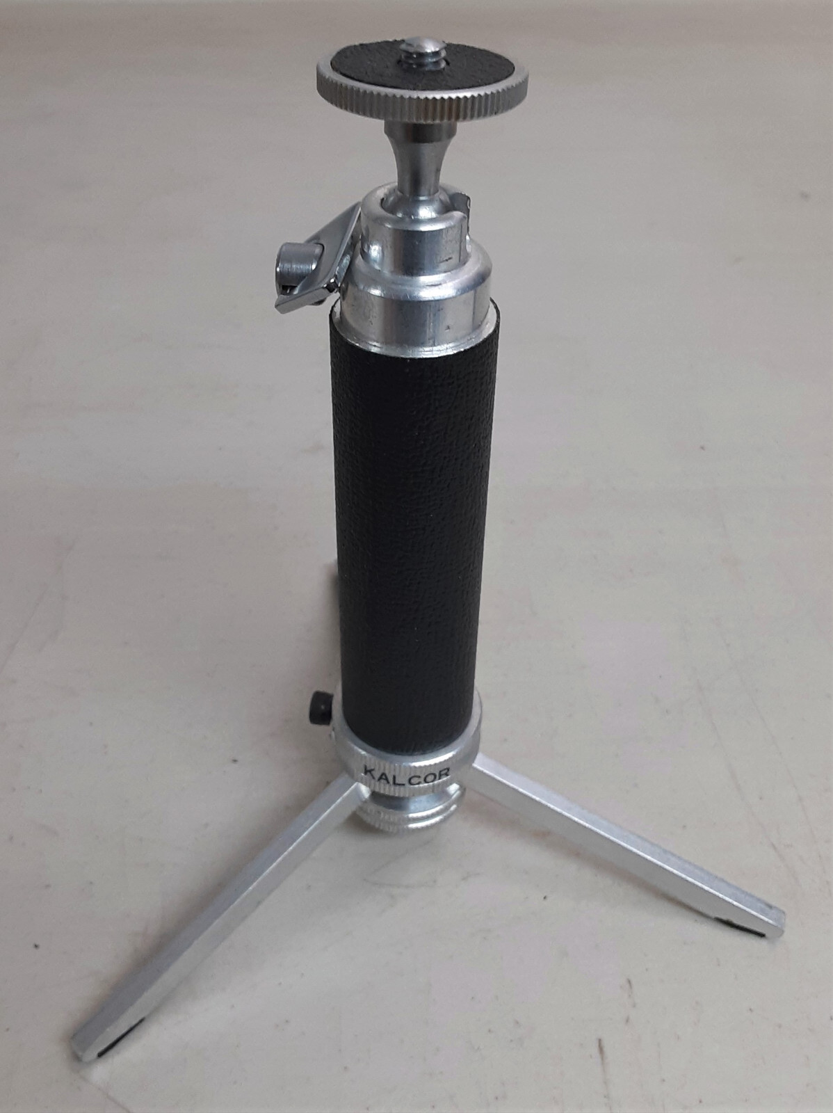 KALCOR 839976 Rotating Head 5 1/2″ Hand Grip Table Top Tripod