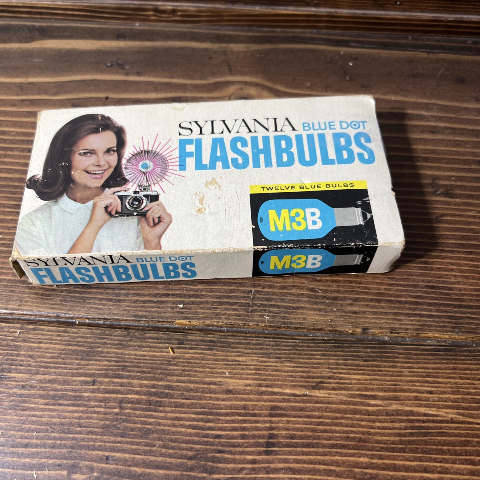 VINTAGE Sylvania Blue Dot Flashbulbs M2B, Box of 11 Flash Camera Bulbs NOS