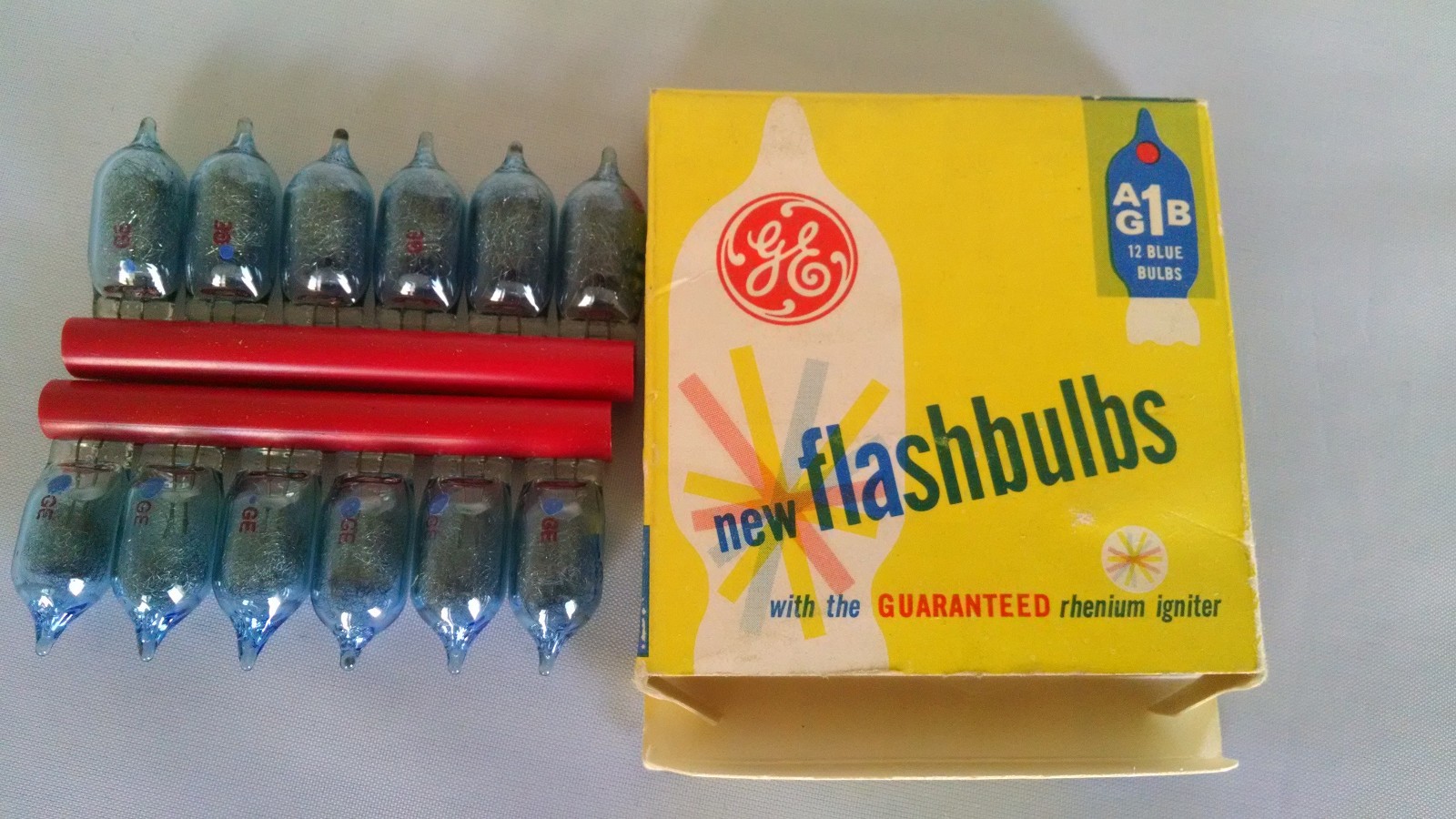 General Electric AG-1B Flashbulbs – 12 Blue Bulbs – Vintage 1960s Photo Lamp Box