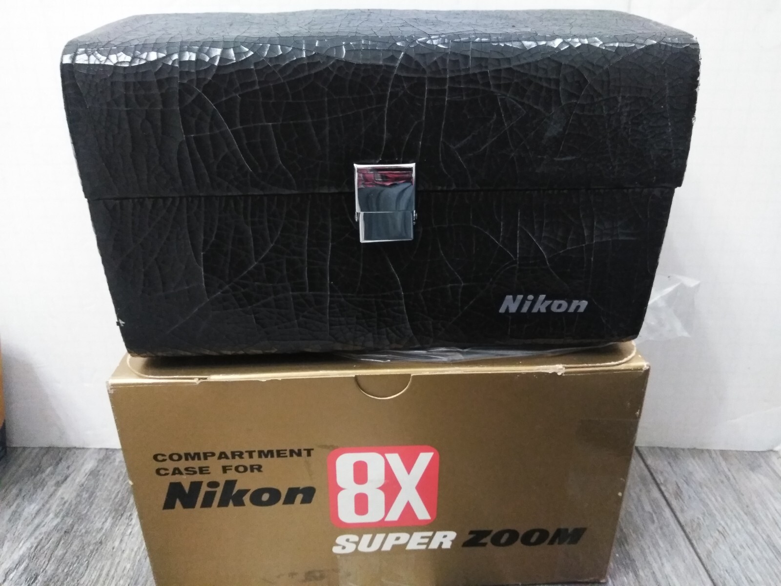 NOS. COMPARTMENT CASE NIKON 8X SUPER ZOOM W/ STRAP ( VTG. READ, READ)