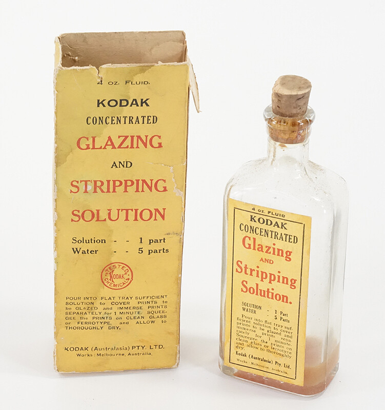 KODAK AUSTRALASIA GLAZING AND STRIPPING SOLUTION BOTTLE + BOX/cks/220045