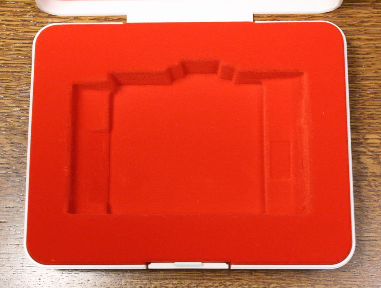 Genuine LEICA R Series White Presentation Case. Plastic Clamshell