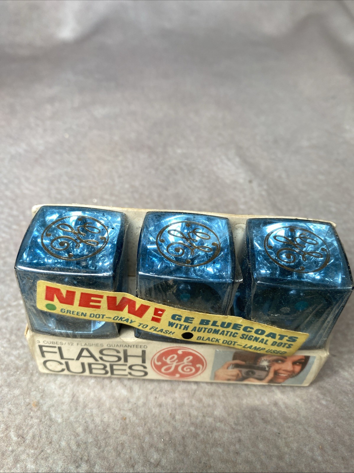 General Electric Flashcubes Film Camera 3 Cubes