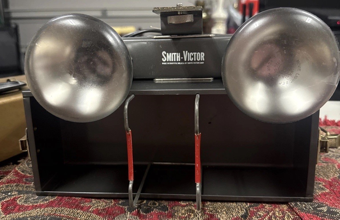 189-Vintage Smith-Victor Metal Storage Carrying Case w/ 2 Light Bar- Untested