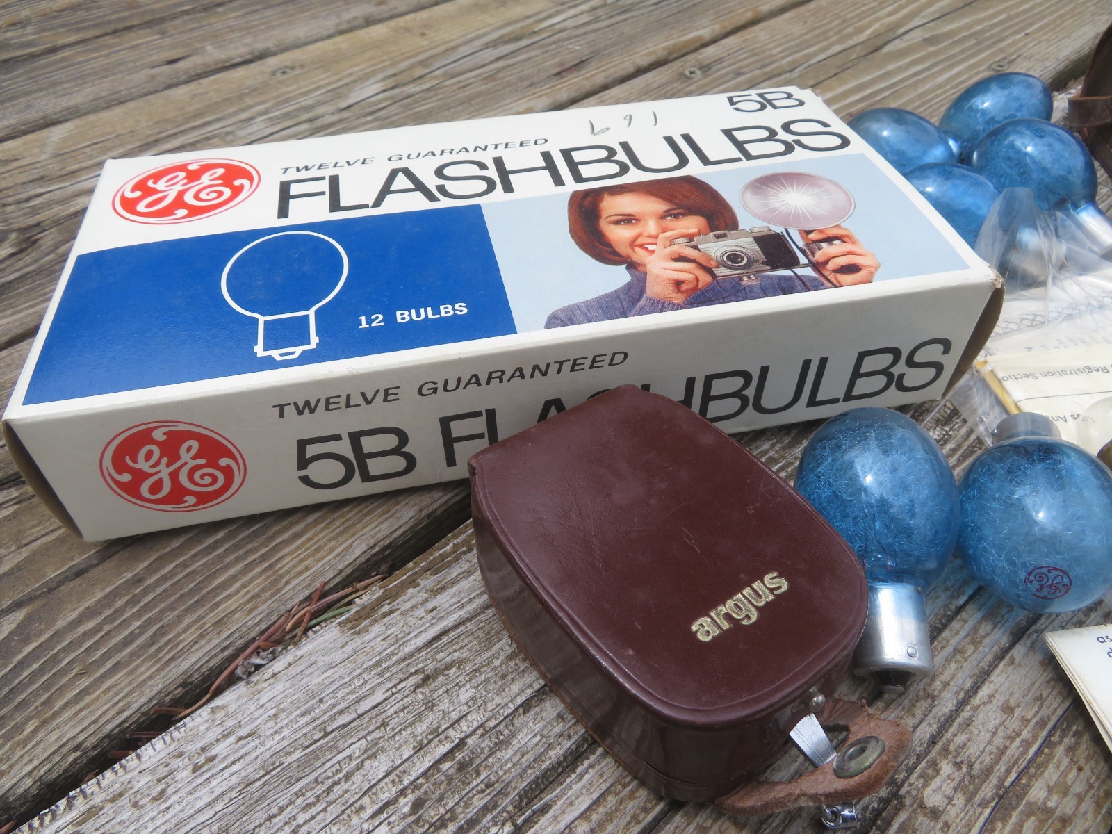 VINTAGE WALZ CAMERA, 17 BLUE GE FLASH BULBS, ARGUS L3 EXPOSURE METER ~ MISC LOT