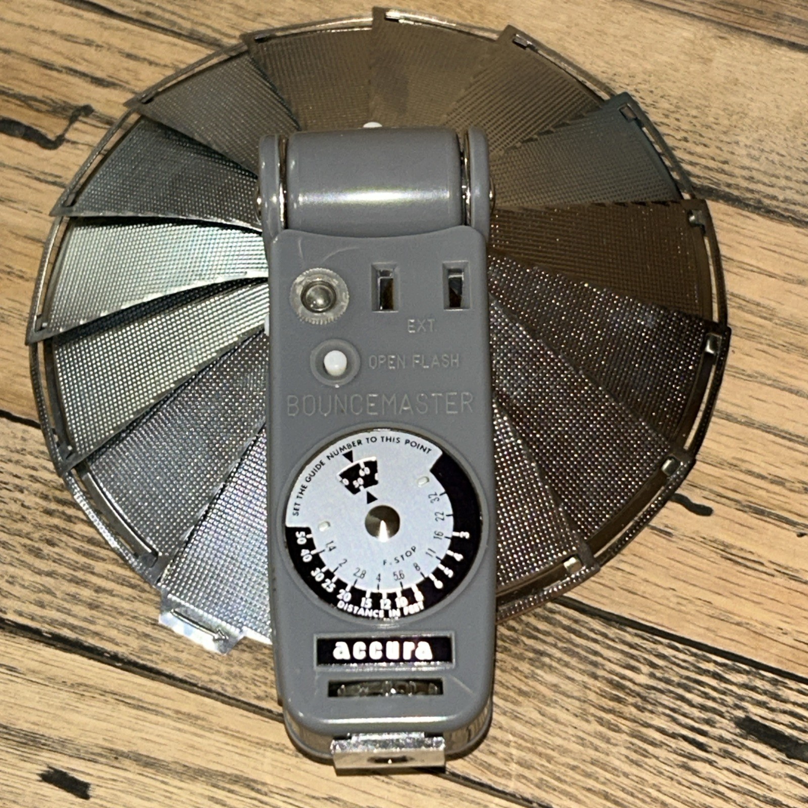 Vintage ACCURA Fan Flash w/Button Case, Kako flash, M2B Bulbs, Corona Meter