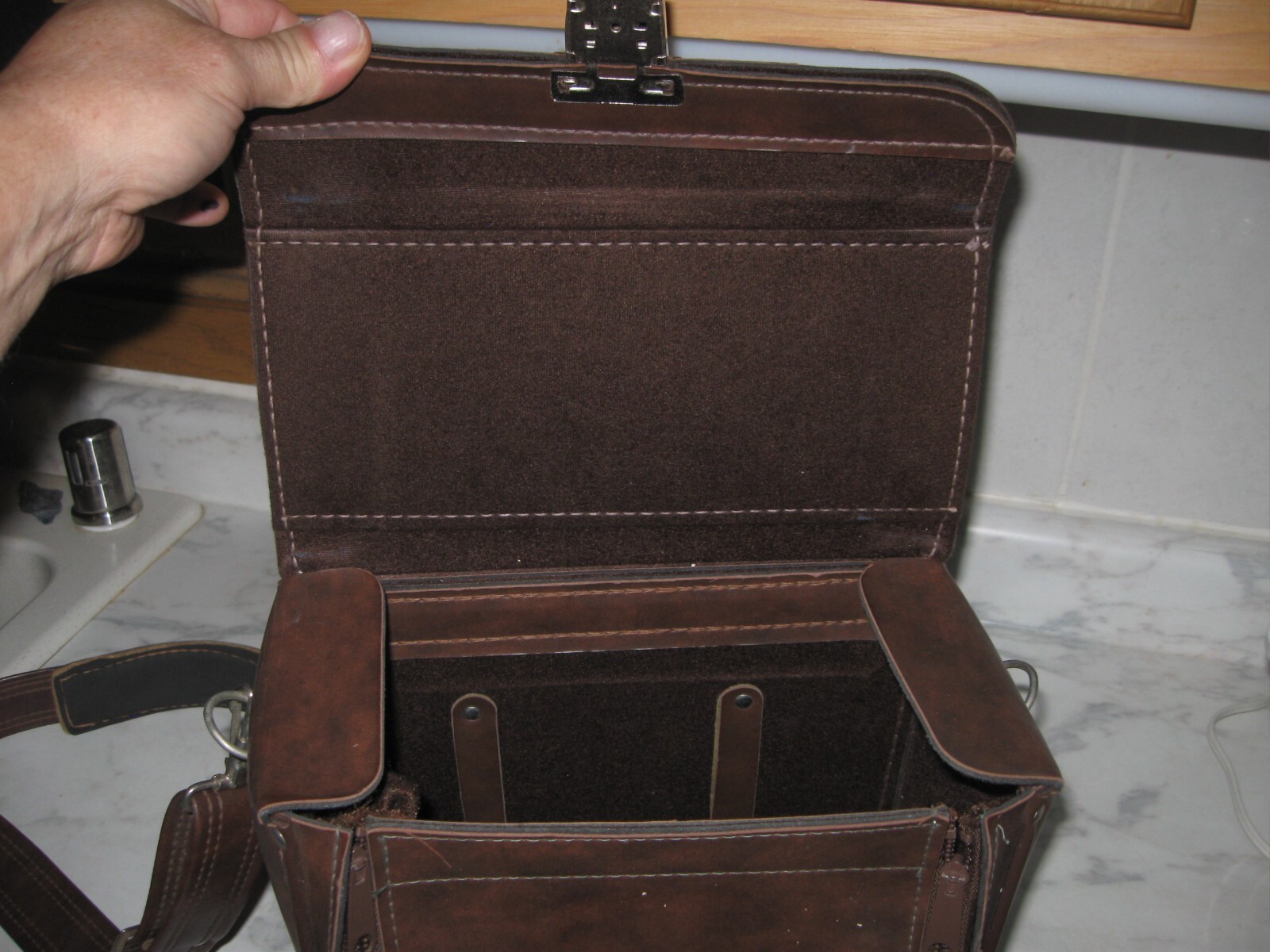Vintage 11″ x 9″ x 7″ – Brown Leather Camera Bag / Case – With Strap doctor