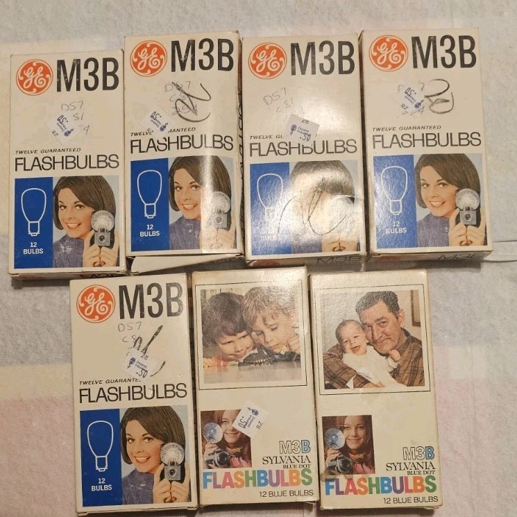 5 Boxes GE BLUE DOT FLASHBULBS M3B + SYLVANIA M3B + M2 10 Boxes in Lot