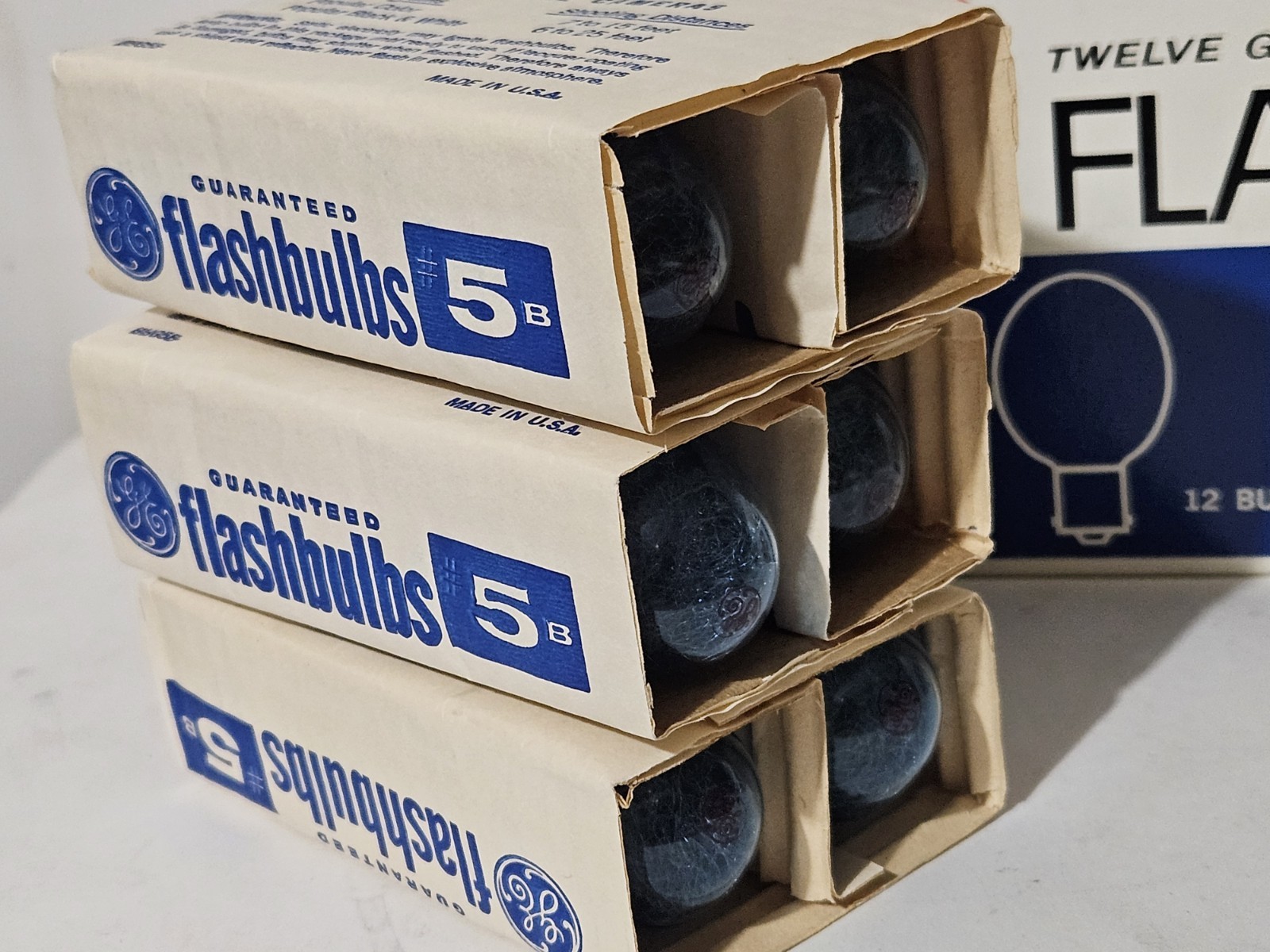 Vintage General Electric GE 5B Camera Flash Bulbs Blue Box of 12 – NOS