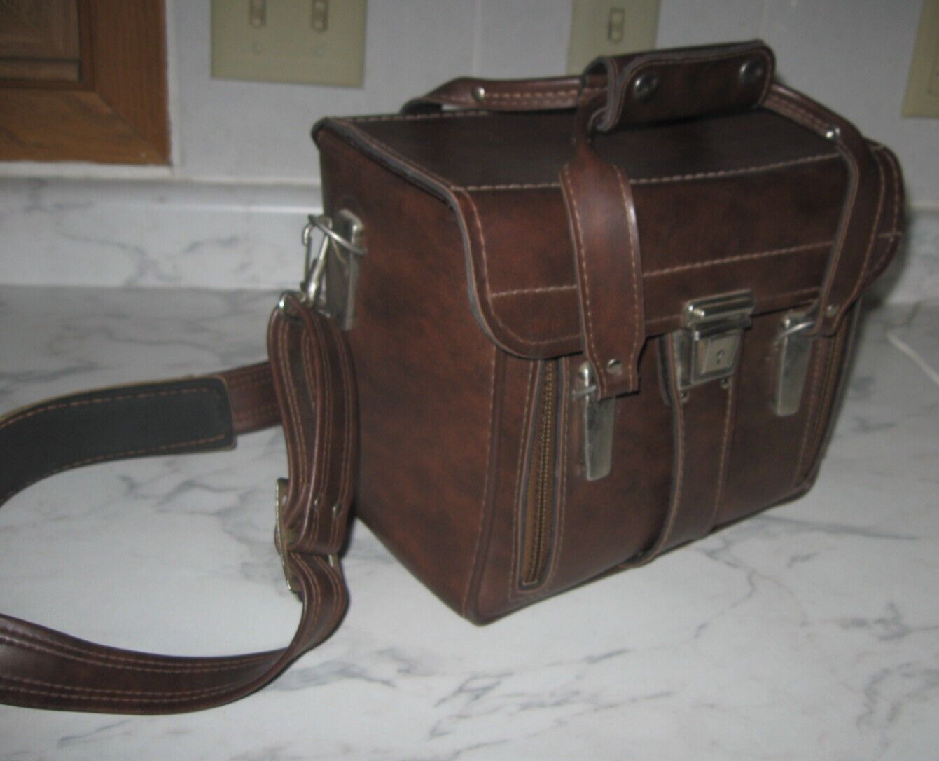 Vintage 11″ x 9″ x 7″ – Brown Leather Camera Bag / Case – With Strap doctor