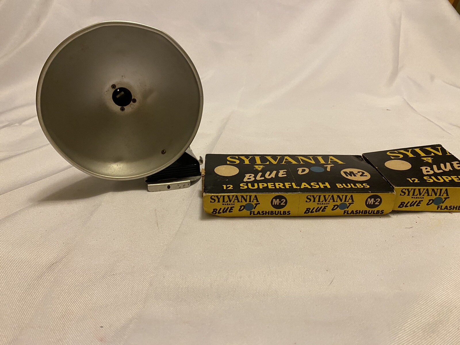 KODAK FLASHOLDER PLUS 16 SLYVANIA BLUE DOT FLASH BULBS
