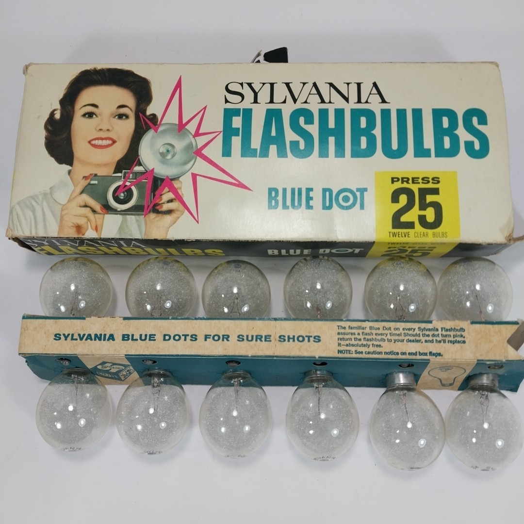 Sylvania Flashbulbs Blue Dot Press 25 Clear Flash Bulbs & Kodalite Flash Holder