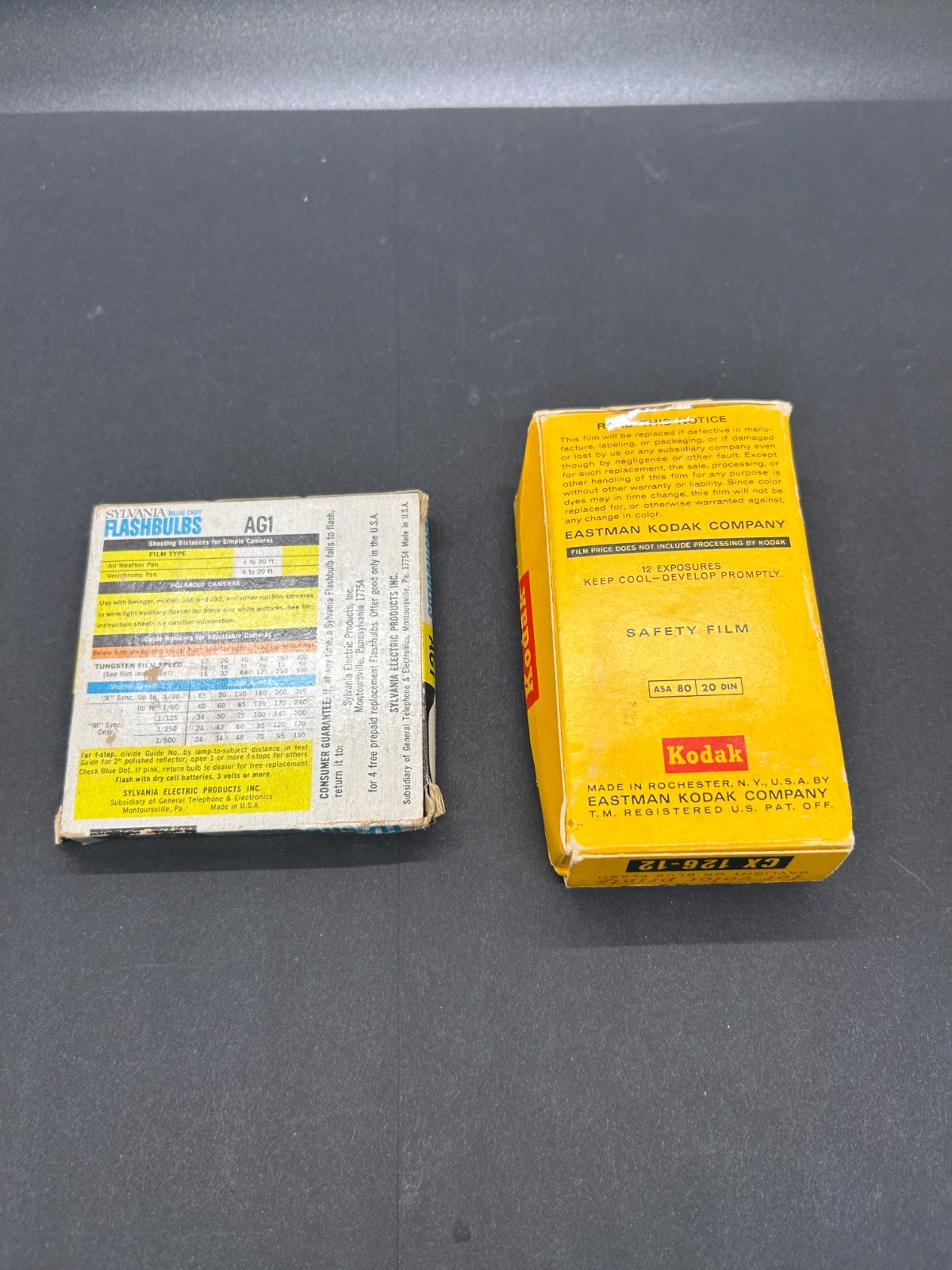 VINTAGE Sylvania AG1 Blue Dot Flashbulbs & Kodak 126 Cartridge NOS unopened