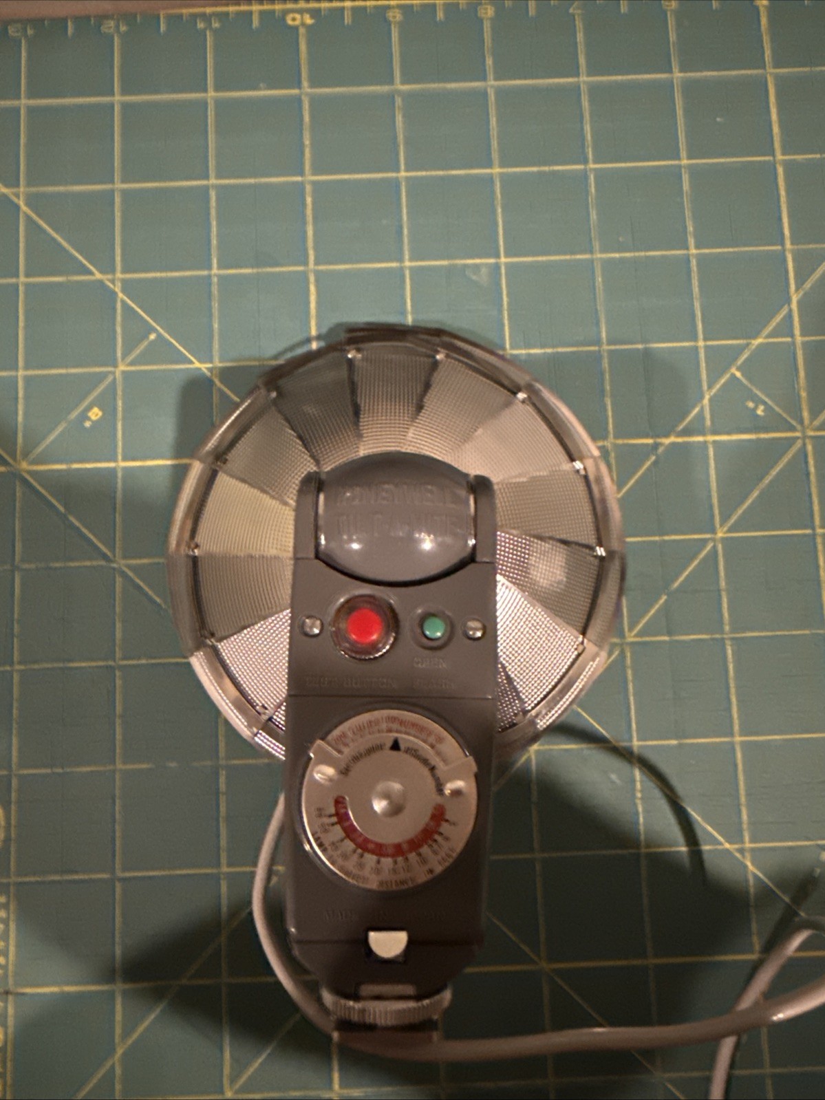 Honeywell Tilt A Mite Flash Unit, Takes AG-1 Bulbs- good condition