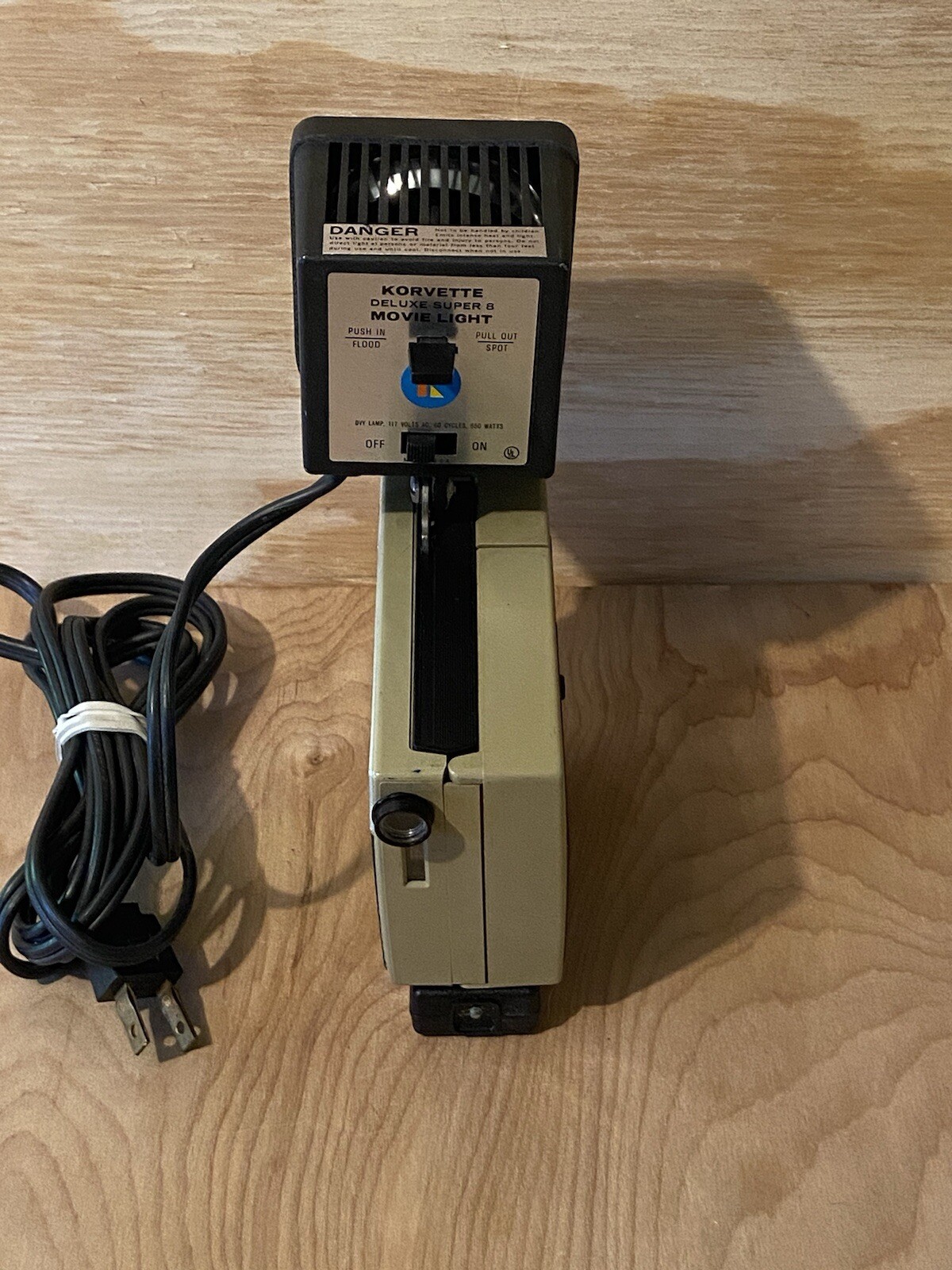 E.J Korvette Deluxe Super 8 Movie Light W/ Kodak Hawkeye Instamatic Model 8