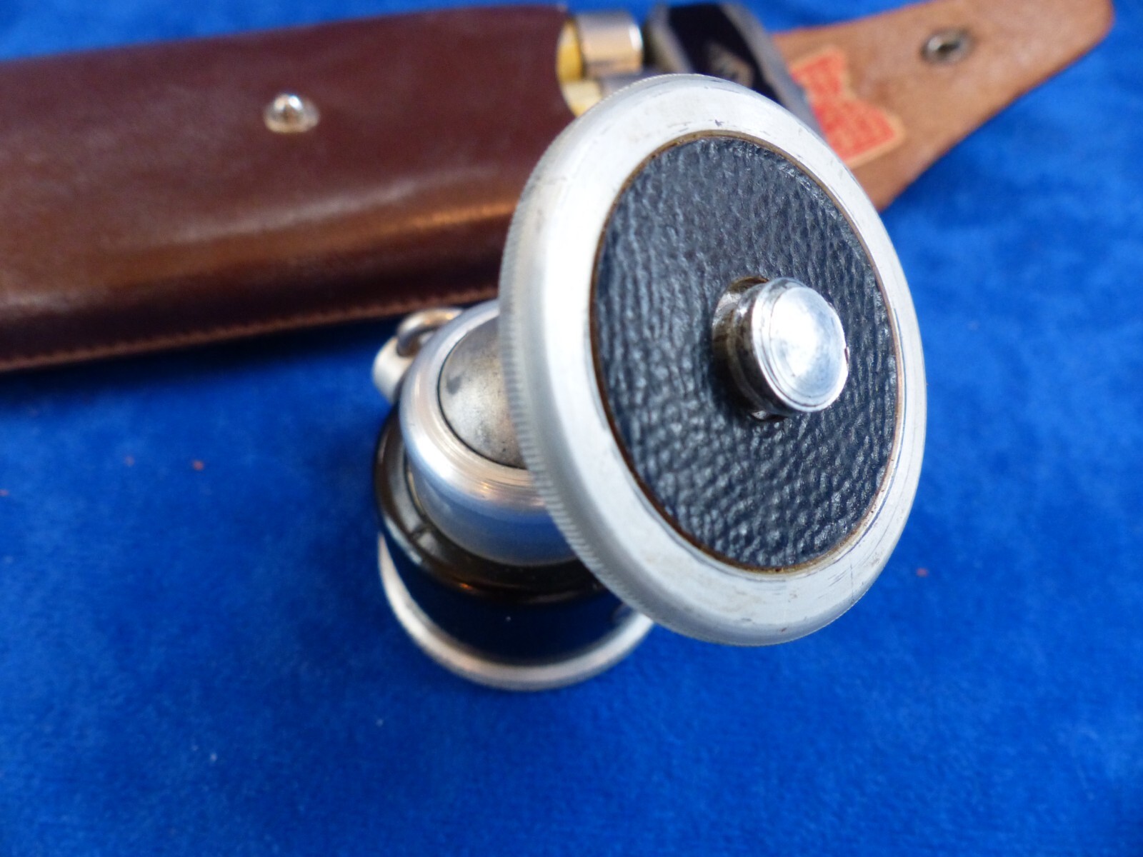 Vintage Isign tripod/collapsible legs, leather case, ball head, working